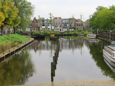 822684 Gezicht op de Bemuurde Weerd O.Z. te Utrecht, met bomen die gesnoeid zijn naar aanleiding van het instorten van ...